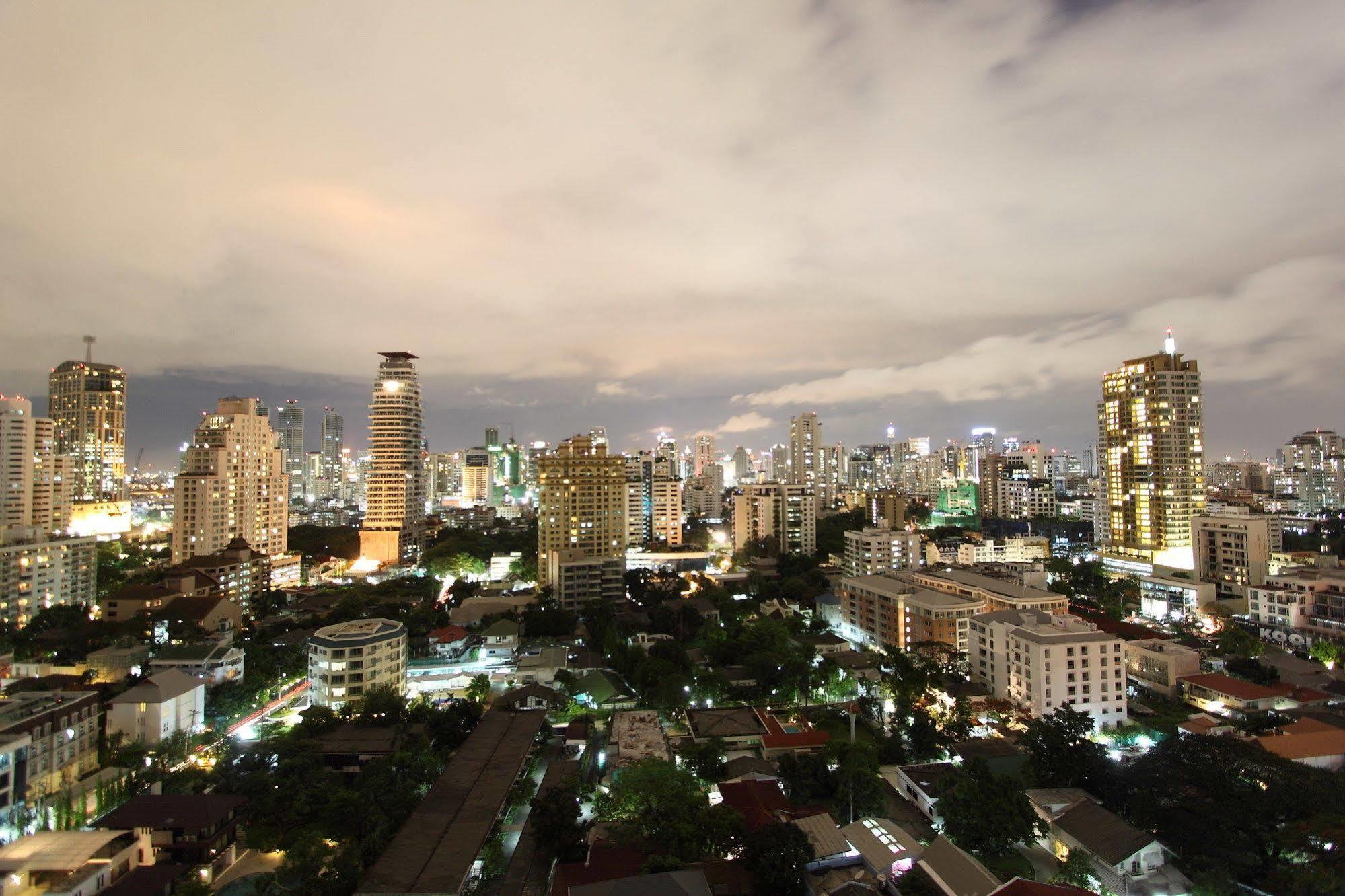 Piyathip Place Serviced Apartment Bangkok Exterior foto